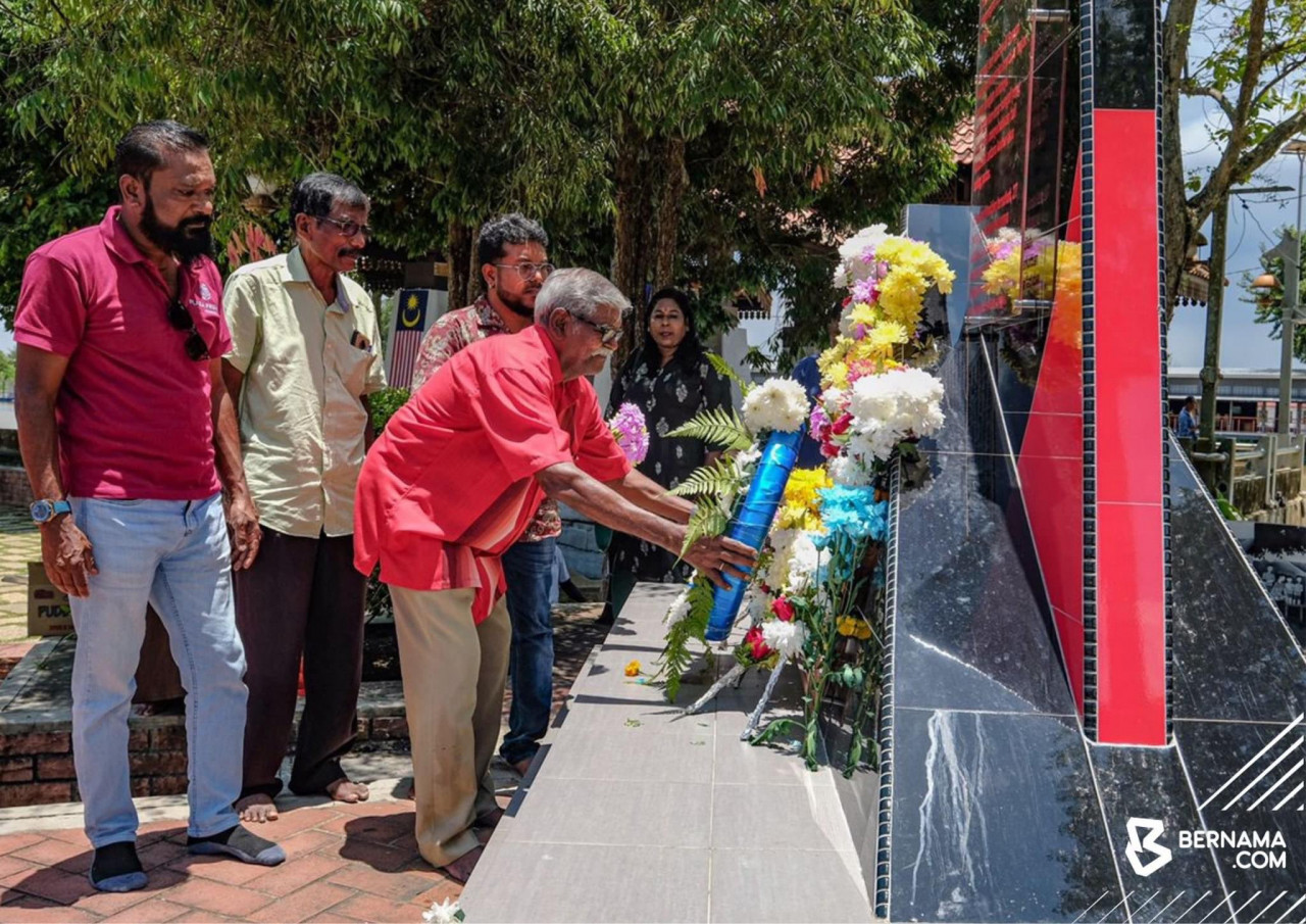 Waris mangsa tragedi feri karam dan penduduk setempat hadir memberi penghormatan kepada mangsa yang terkorban pada 13 Sept 1972 di Sungai Kerian, Parit Buntar. - Gambar Bernama