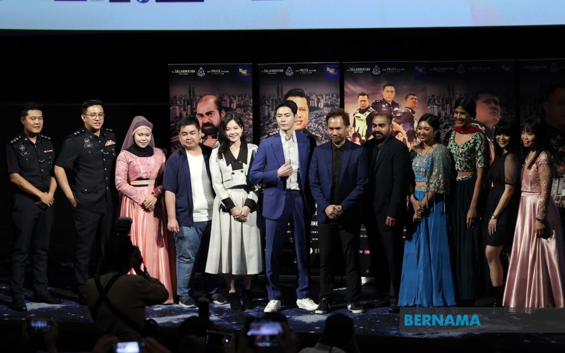 Pengarah filem Oppa, Choong Lin Loong (enam, kanan) bergambar bersama barisan pelakon filem Oppa selepas majlis pelancaran filem tersebut di Pavillion semalam. gambar BERNAMA