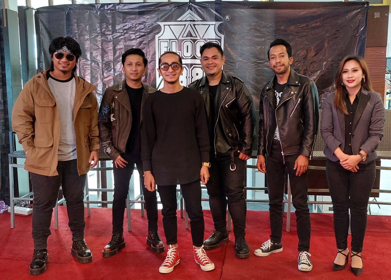 Floor 88 bersama penganjur konsert mereka nanti. 