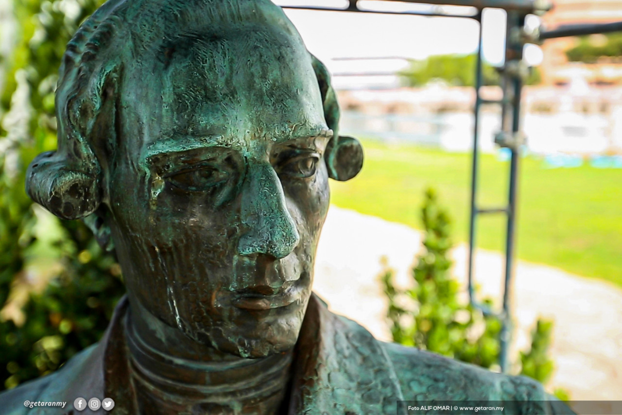 Tugu gangsa Francis Light yang dipamerkan di Muzium Fort Cornwalis di George Town, Pulau Pinang