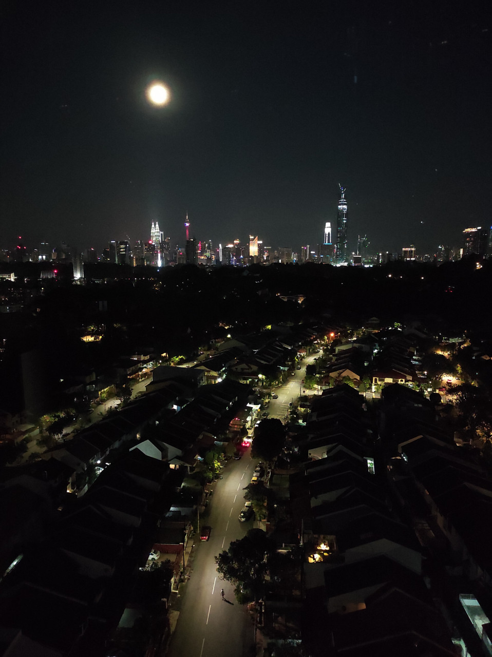Cahaya paling terang hanya dapat dilihat dalam kegelapan