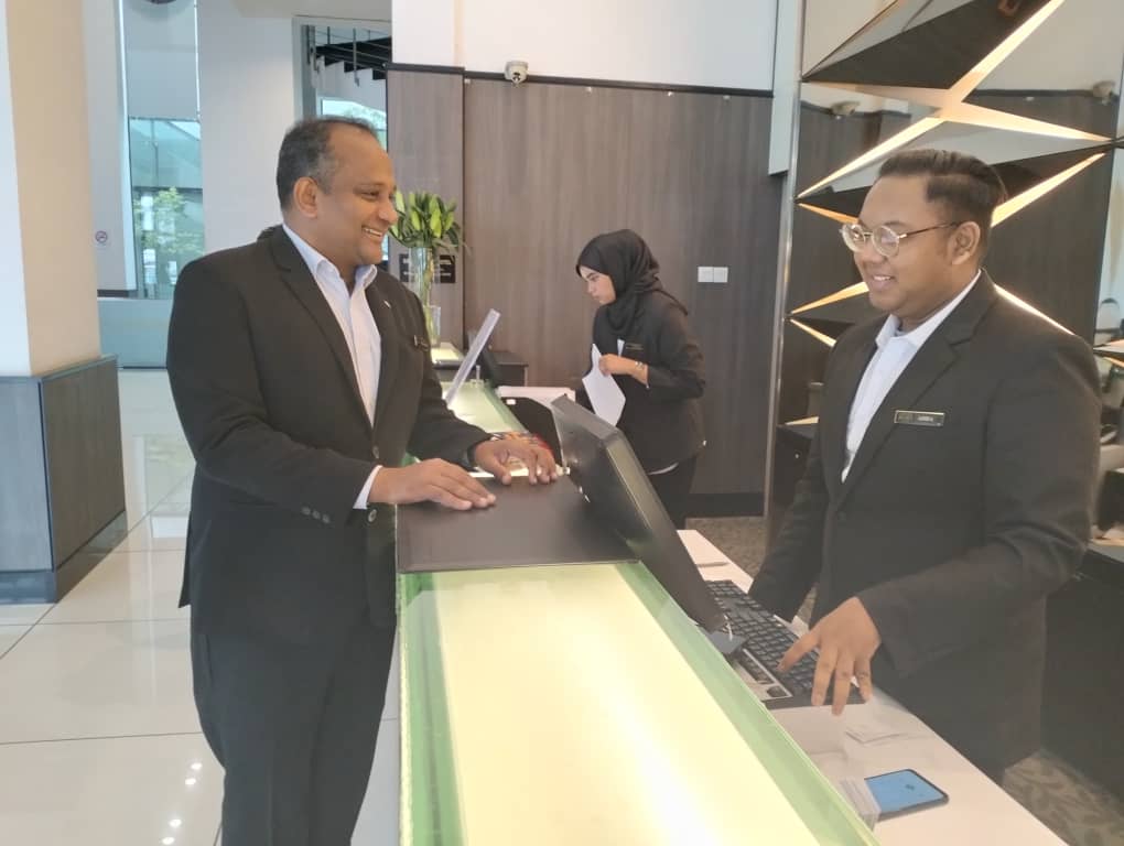 Rajaram meninjau operasi di kaunter pendaftaran hotel. - gambar Rafisqi Radhi