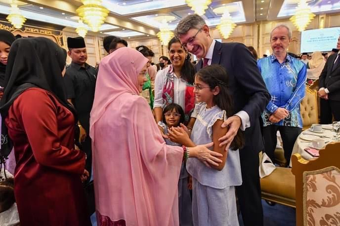 Gambar suasana pada Majlis Ramah Mesra Aidilfitri di Istana Negara semalam.