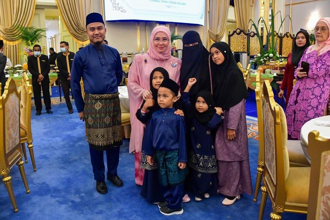 Gambar suasana pada Majlis Ramah Mesra Aidilfitri di Istana Negara semalam.