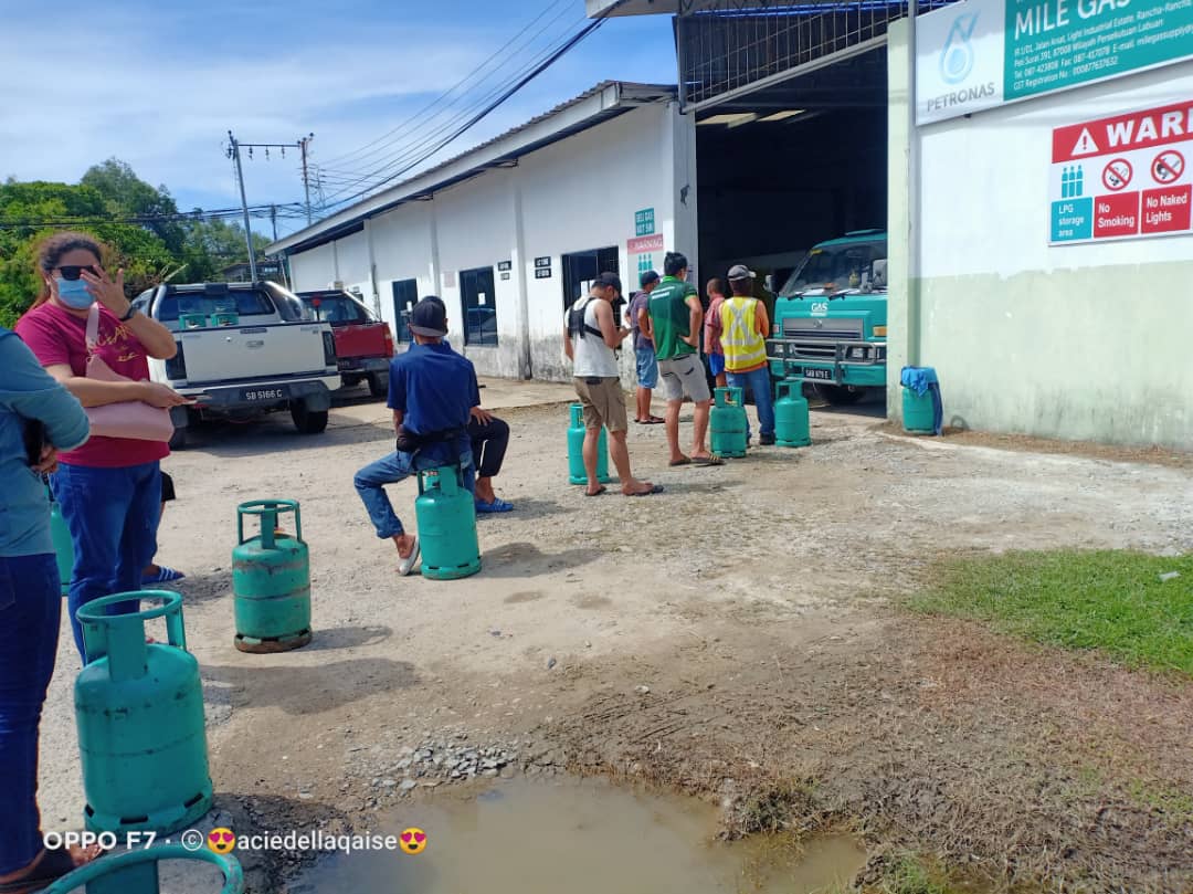 Orang ramai beratur untuk membeli tong gas LPG.