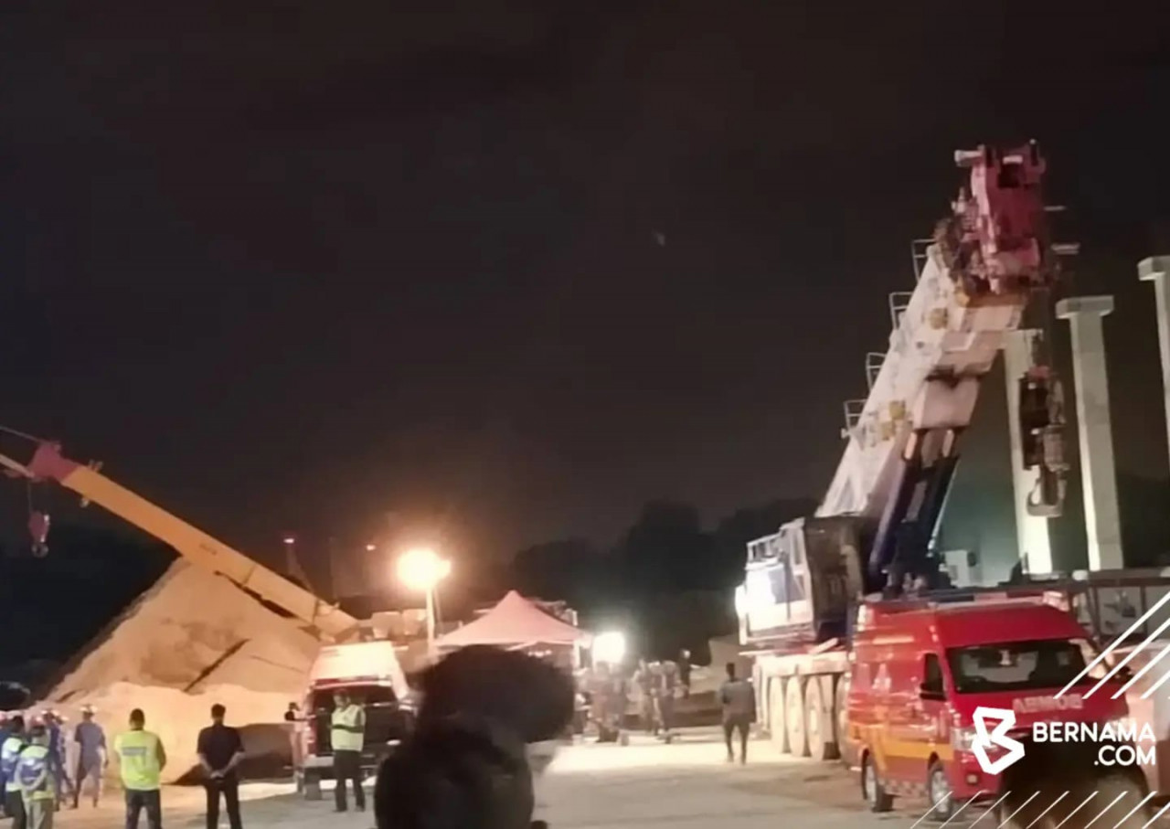 Tiga pekerja warga Bangladesh maut, dua parah, empat masih tertimbus setakat 1.40 pagi tadi selepas sebuah gudang logistik runtuh malam tadi. gambar BERNAMA
