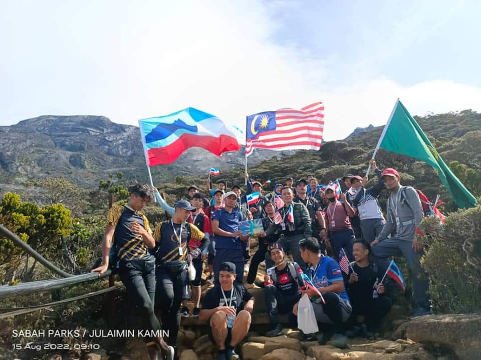 Kumpulan 65 orang pendaki itu diketuai Renjer Taman, Sub Stesen Panalaban Gunung Kinabalu Julaimin Kamin dan dianggotai Pasukan Mencari dan Menyelamat Gunung Kinabalu (MoSAR), malim gunung, porter, petugas Sutera Sanctuary Lodges, dan ahli Koperasi Kakitangan Taman Sabah (KOKTAS). - Gambar ihsan Julaimin Kamin