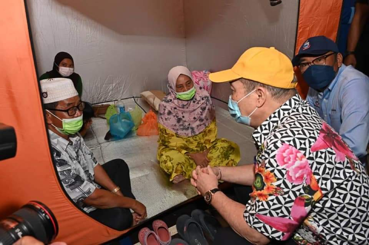 Hajiji Noor melawat mangsa kebakaran di Dewan Tun Mustapha, Kudat, hari ini.