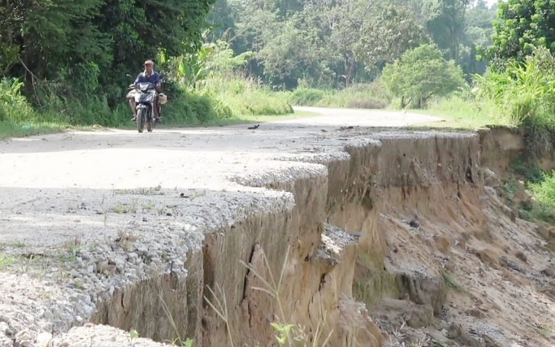 Hakisan tebing berhampiran Sungai Mas, dekat pekan Sungai Lembing, semakin parah dan membahayakan.