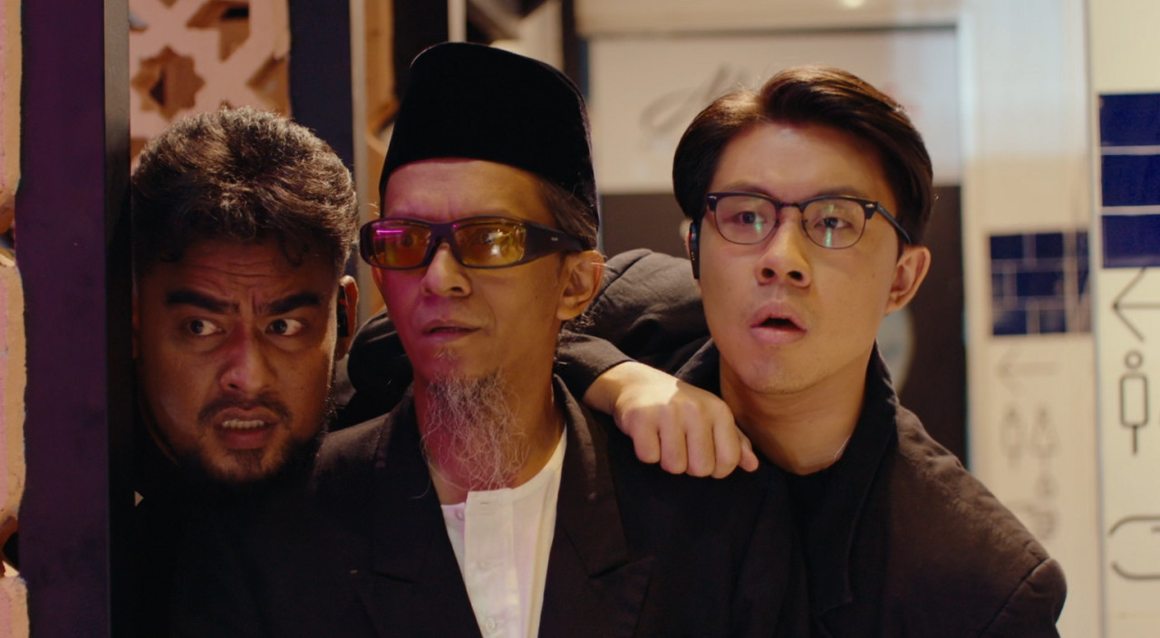 Antara babak menarik dalam filem Hantu Tenggek. - Gambar ihsan Veedu Production/MGE Production