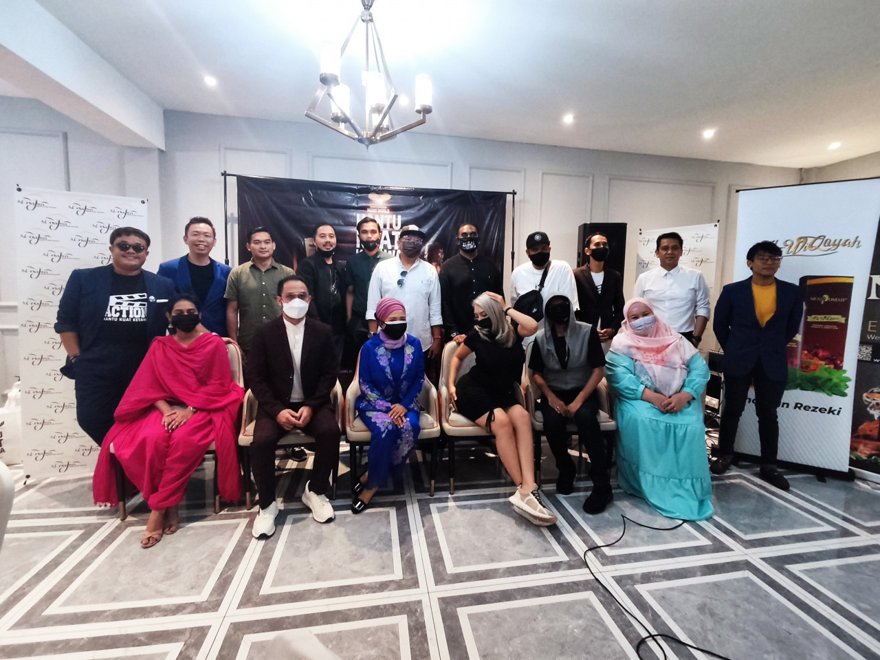 Zarina bersama barisan pelakon dan tulang belakang Hantu Kuat Ketawa.