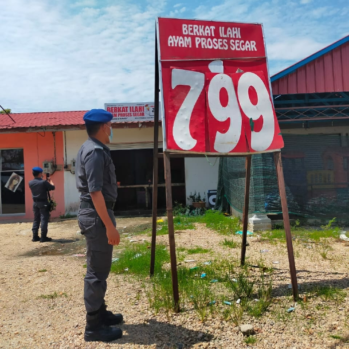 Pegawai penguatkuasa KPDNHEP membuat pemeriksaan di tempat pemprosesan ayam di Kelantan.