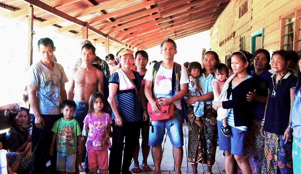 Harry Wing bersama masyarakat Penan di Sarawak Tengah. Wing mempersoalkan berapa banyak hasil negeri berkenaan disalurkan untuk manfaat rakyat termiskin di Sarawak - Gambar ihsan Harry Wing