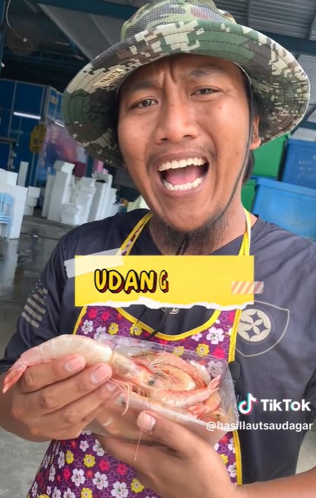 Aksi Bang Amat ketika mempromosikan udang di TikTok.