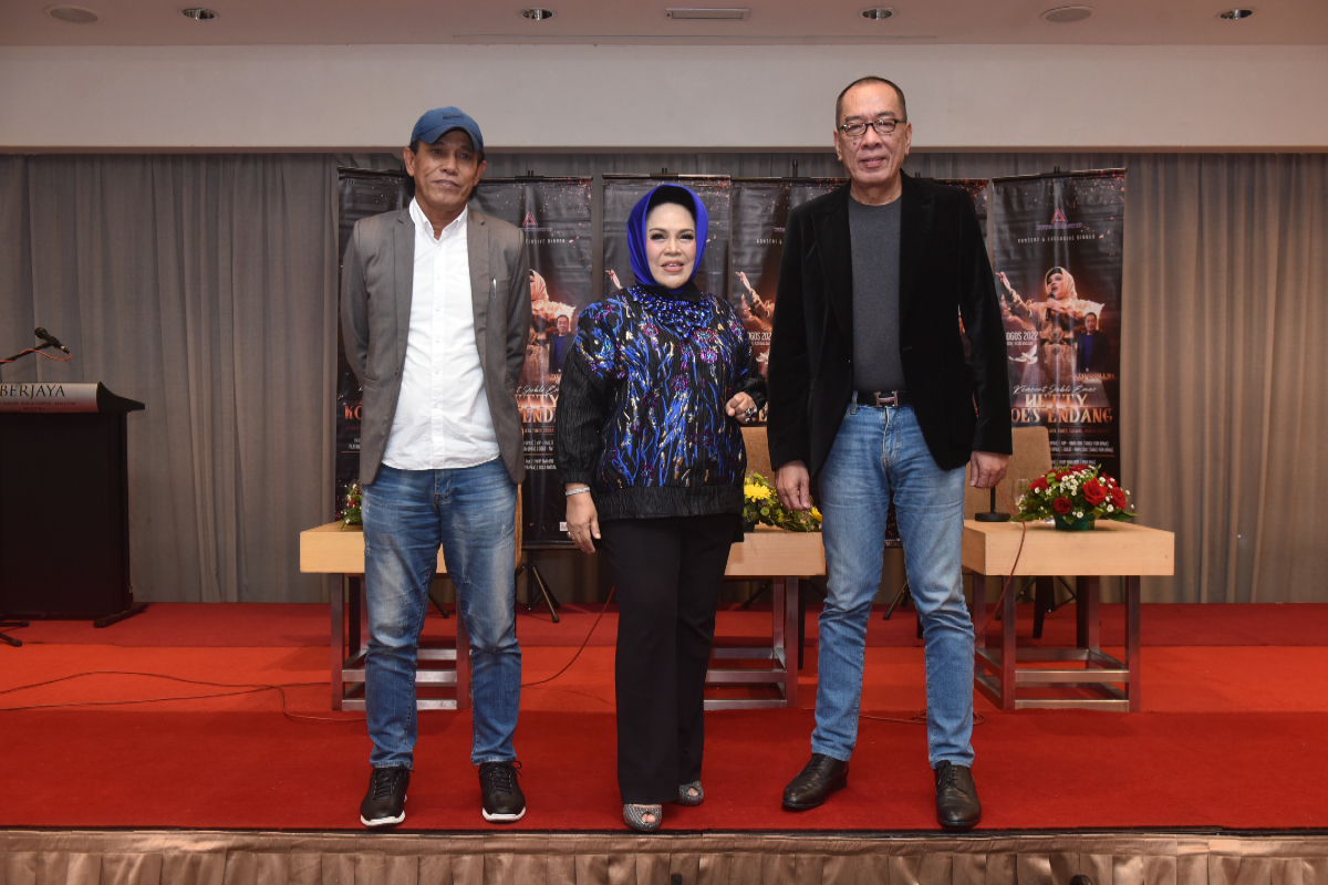 (Dari kiri) Ketua Pegawai Eksekutif Mahajaya Empire Sdn Bhd, Abdul Karim Ibrahim, Hetty Koes Endang dan Datuk Ramli MS. - Gambar ihsan Mahajaya Empire Sdn Bhd