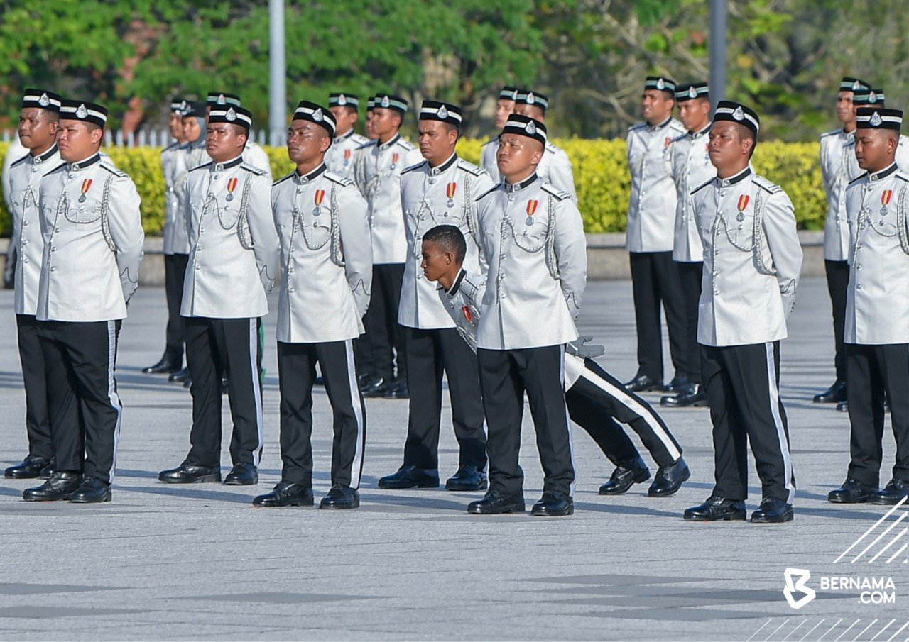Seorang anggota Jabatan Imigresen rebah semasa perbarisan Sambutan Hari Imigresen 2022 yang bertemakan ‘Transformasi Digital Asas Kecemerlangan’ di Dataran Pahlawan Negara, Putrajaya - Gambar Bernama