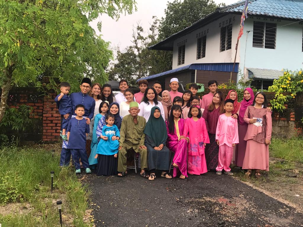 Keluarga Intan dan Hasnah. - Gambar Berita Mediacorp