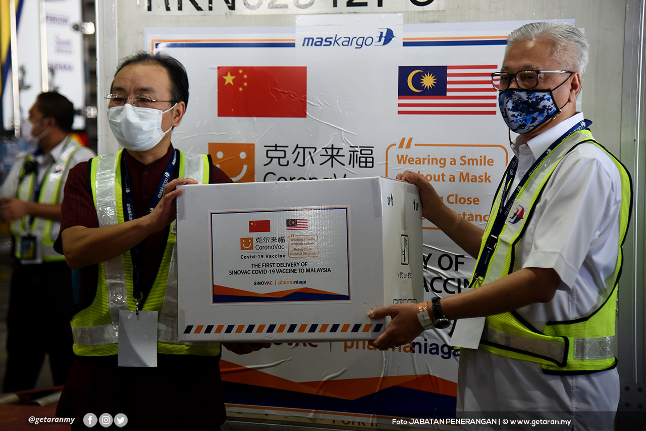 Menteri Kanan (Keselamatan) Datuk Seri Ismail Sabri Yaakob menerima vaksin Sinovac daripada Duta China, Ouyang Yujing di Sepang, hari ini. - Gambar Jabatan Penerangan