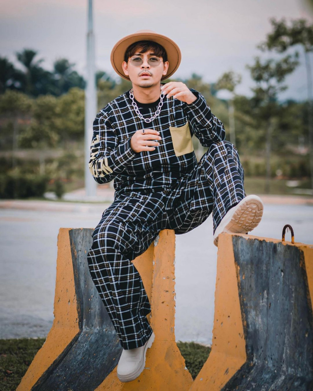 Izzue Islam mula berjinak-jinak dengan dunia pengacaraan sejak 2019. 