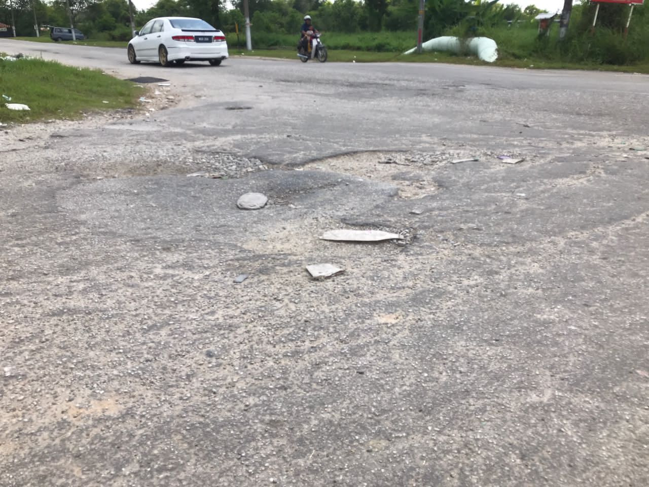 Kawasan terbabit rosak kerana digunakan lori bermuatan berat yang mengangkut barang daripada pelbagai gudang berhampiran.