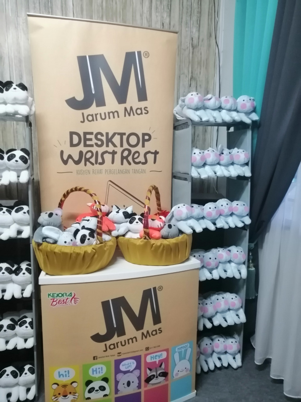 Semua produk yang dibuat Jamilah dan para pekerjanya adalah buatan tangan dan bukan menggunakan mesin untuk menjahit - Gambar Facebook Jamilah Yahya