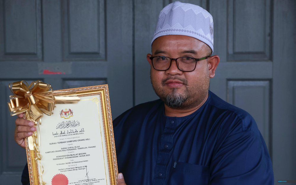 Pemuda Orang Asli, Shahrol Wizan Sulong, 44, atau dikenali sebagai Ustaz Awang menunjukkan sijil pengiktirafan yang diterima Surau Darul Islah yang dijadikan madrasah tempat dia mengajar ilmu agama dan mengaji sebagai Surau Terbaik Kampung Orang Asli sempena Konvensyen Mualaf MADANI Peringkat Kebangsaan tahun lepas di Kampung Penderas di sini. – gambar BERNAMA