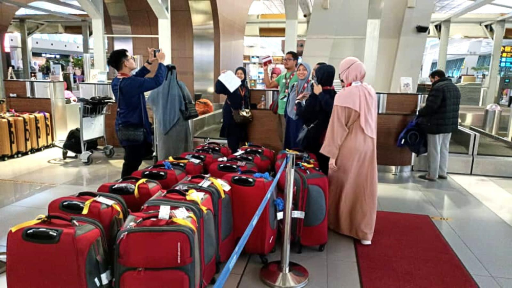 Jemaah umrah ini tidak dibenarkan berlepas sebelum ini, berikutan kegagalan pihak agensi pelancongan membeli tiket penerbangan balik dari Jeddah. - Gambar dari Facebook EMRAZ Travel & Tours Sdn Bhd