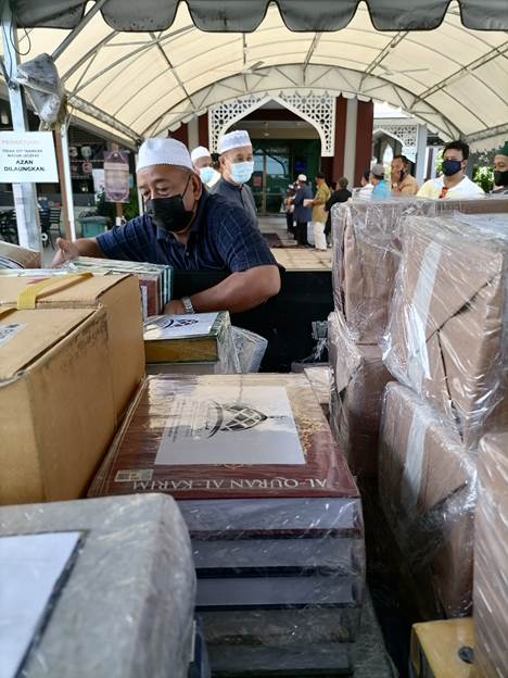 Ahli Kelab JEMBARA memindahkan naskah al-Quran dan Yasin yang dikumpulkan hasil sumbangan orang ramai untuk diserahkan kepada pihak JAIP