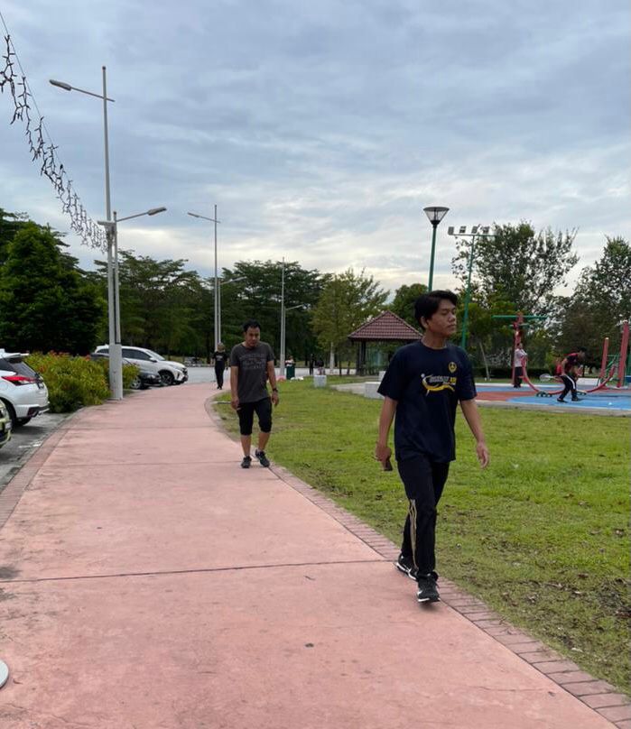 Berjalan kaki merupakan antara salah satu kegiatan riadah yang menyihatkan badan.