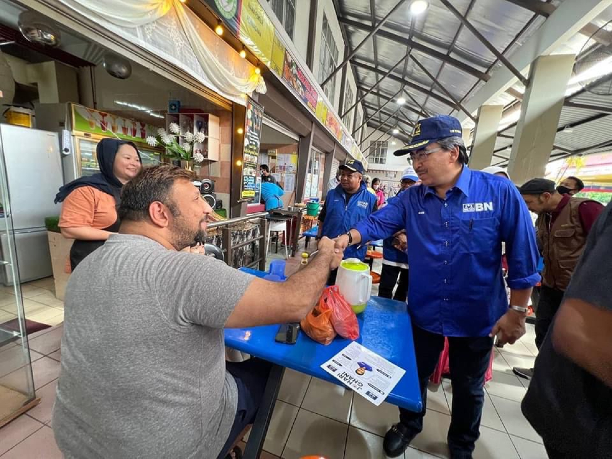 Johari bertemu penduduk dalam kempen PRU-15, hari ini.