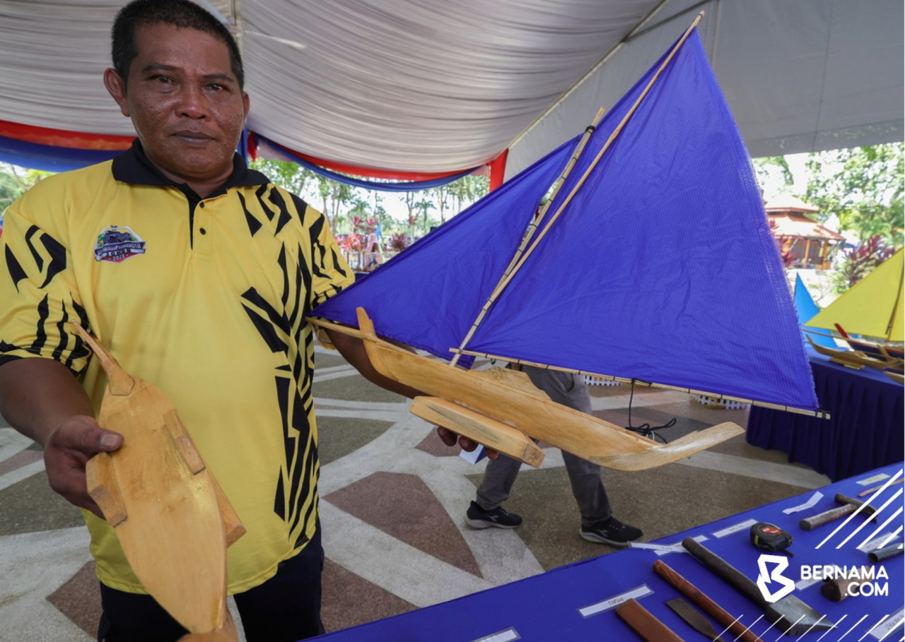 Mohd Tahir Abdul Hamid menunjukkan jong yang belum siap sepenuhnya ketika diperkenalkan pada program Kembara Mahkota Johor (KMJ) 2023 baru-baru ini. gambar BERNAMA