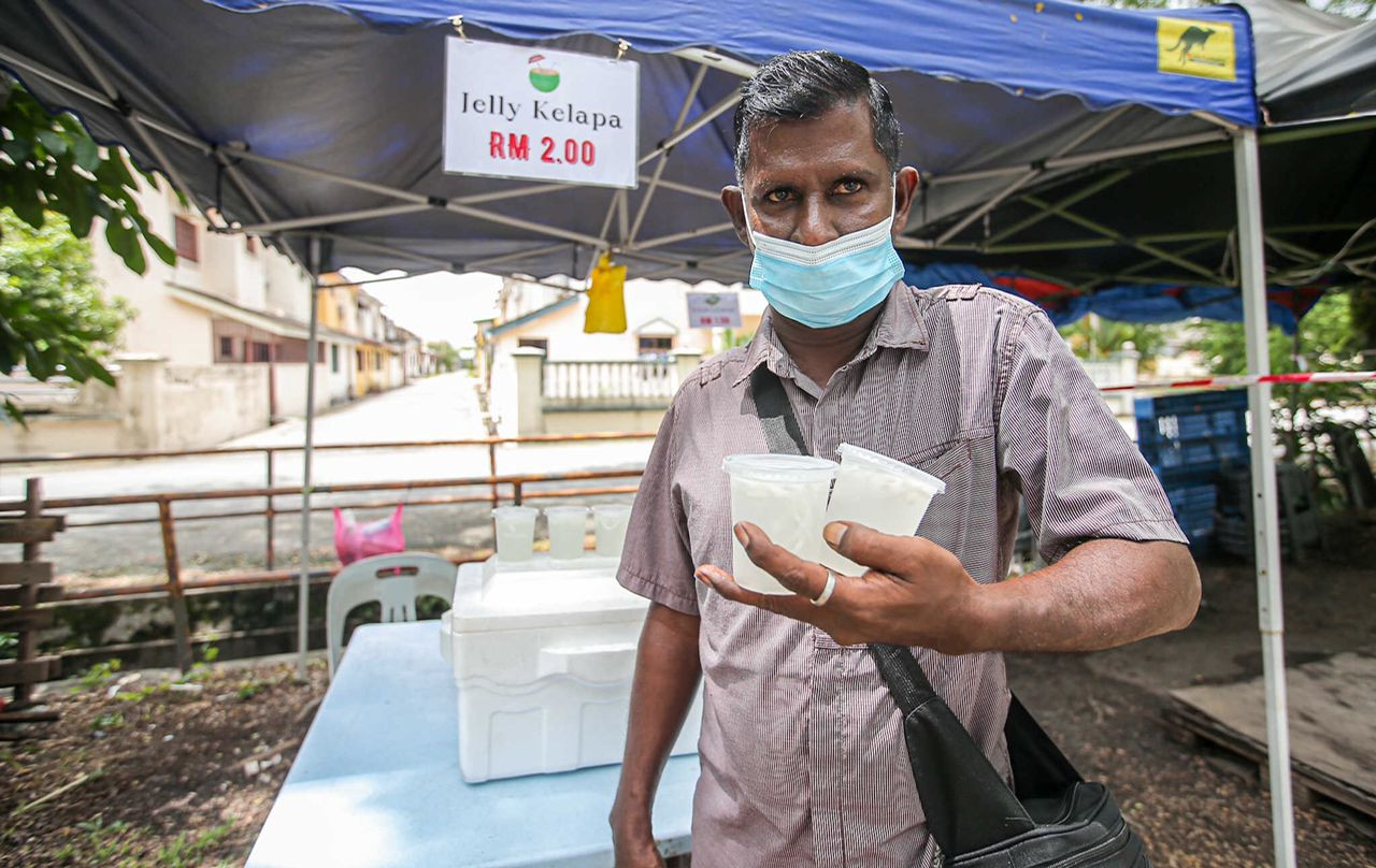 Veladuyum menunjukkan jeli kelapa dijual di gerai tepi jalan.
