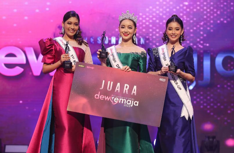 Pemenang utama Dewi Remaja 2022 (dari kiri) Bee Aishah, Tracie Sinidol dan Kimberly Chuah. - Gambar Astro