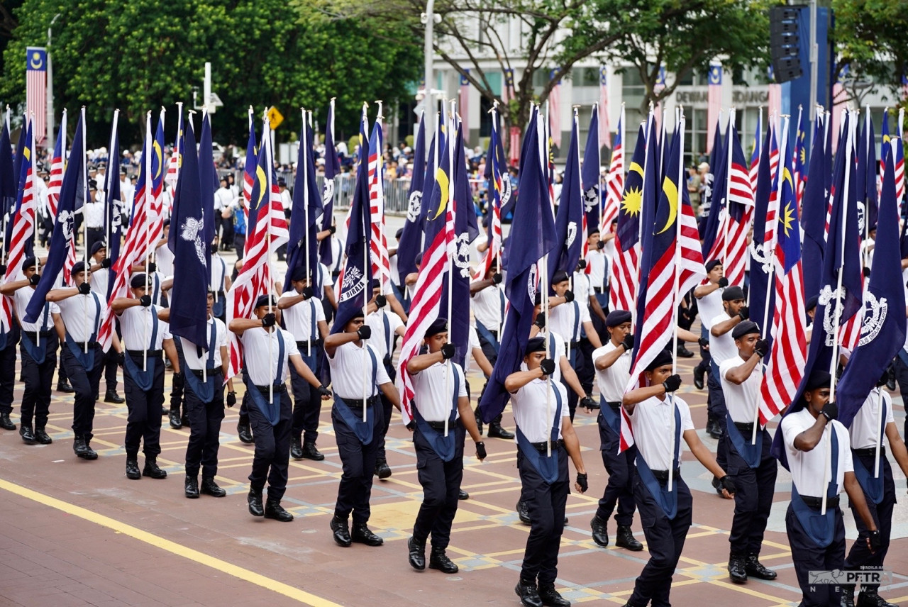 Pasukan kadet polis turut menyertai sambutan Hari Kebangsaan Ke-66. gambar Syadila Amari