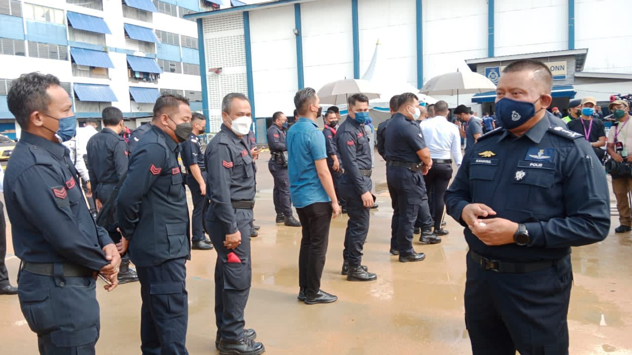Kamarul Zaman (kanan) meninjau proses undi awal di di pusat pengundian awal di IPK Johor.