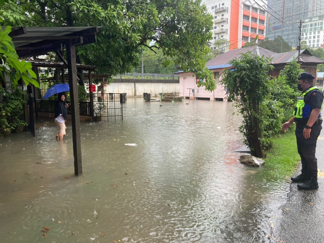 Sebahagian kawasan di Kampung Periuk, Kuala Lumpur dinaiki air. - Gambar dari PDRM