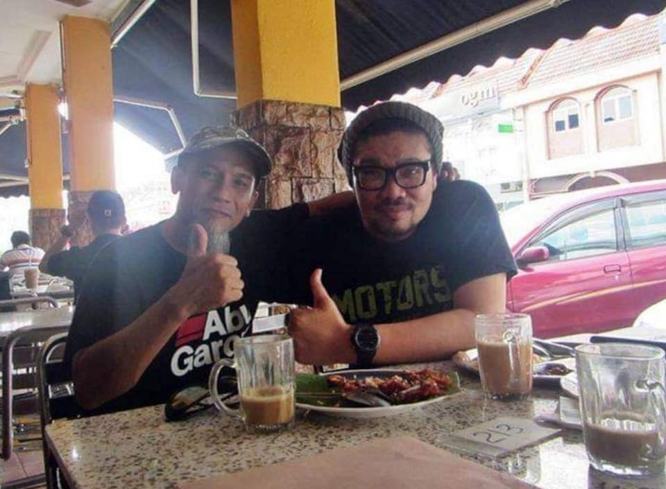 Kartunis legenda, Ujang bersama kartunis Aie. Gambar: Laman Facebook Ujang