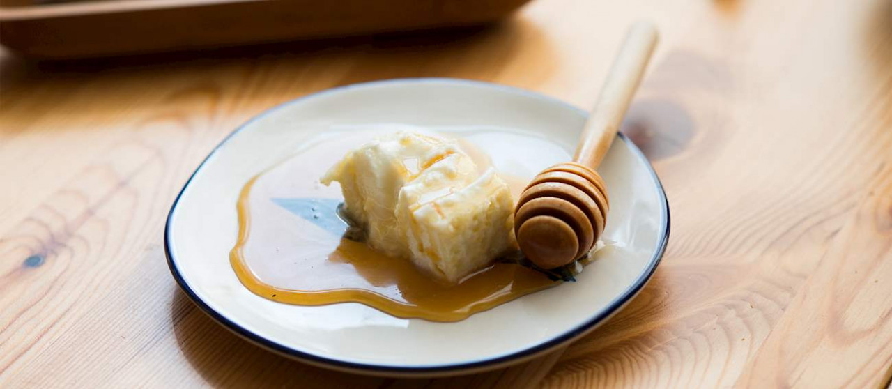 'Kaymak' dan madu. Gambar: Tasteatlas.com