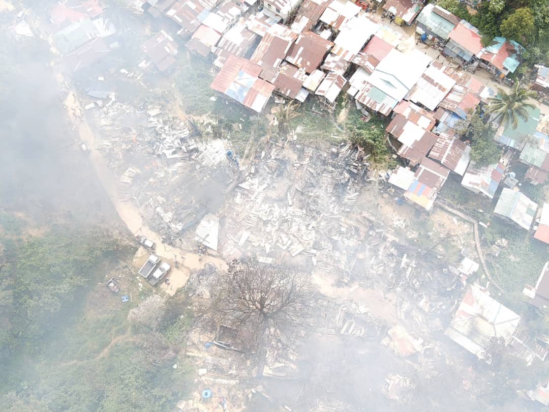 Pemandangan dari atas menunjukkan keadaan di Penempatan Telipok yang terbakar hari ini.