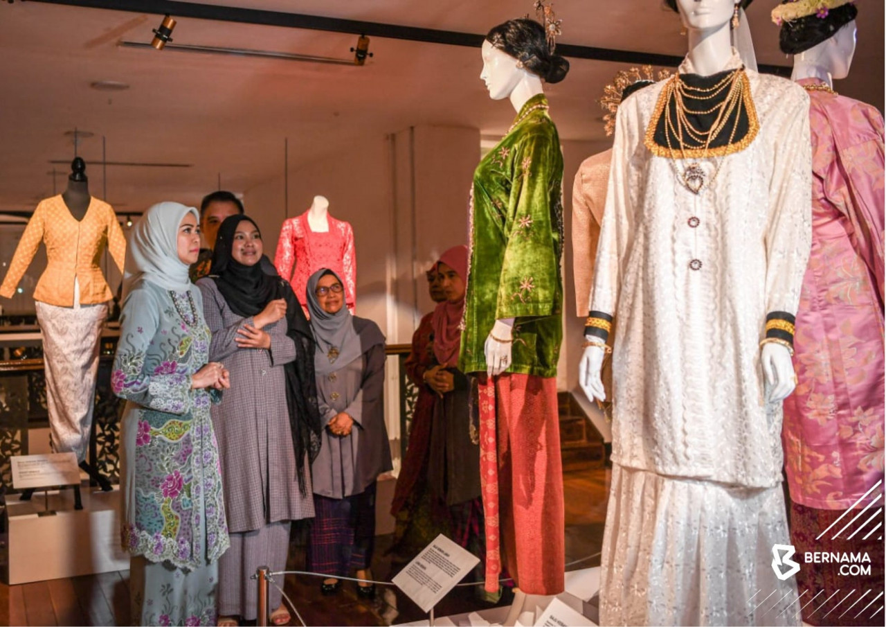Tengku Permaisuri Selangor, Tengku Permaisuri Norashikin (kiri) berkenan melawat Pameran Kebaya Diraja selepas merasmikan Pameran Rahsia Kebaya di Galeri Saindera, Muzium Tekstil Negara, baru-baru ini. gambar BERNAMA