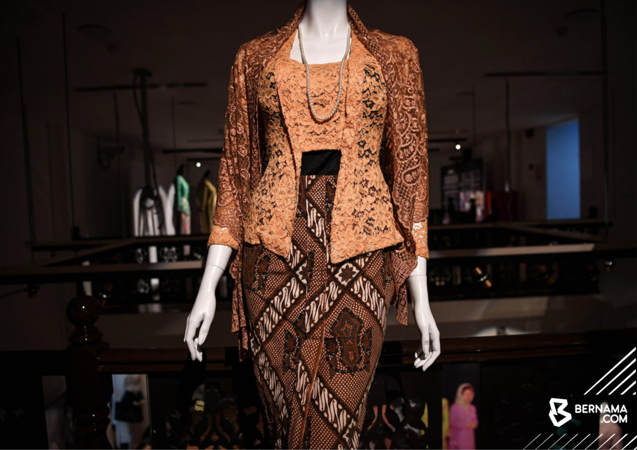 Kebaya Kota Bharu diperbuat daripada kain renda atau lace, dipadankan dengan kain sarung ikatan jarik wiron dan dipakai bersama korset. gambar BERNAMA