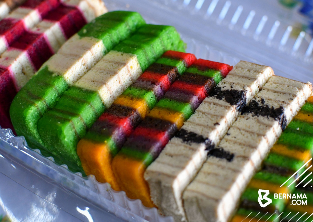 Antara jenis kek lapis Sarawak yang dijual di premisnya di Jalan Atas Banggol, Kota Bharu. gambar BERNAMA