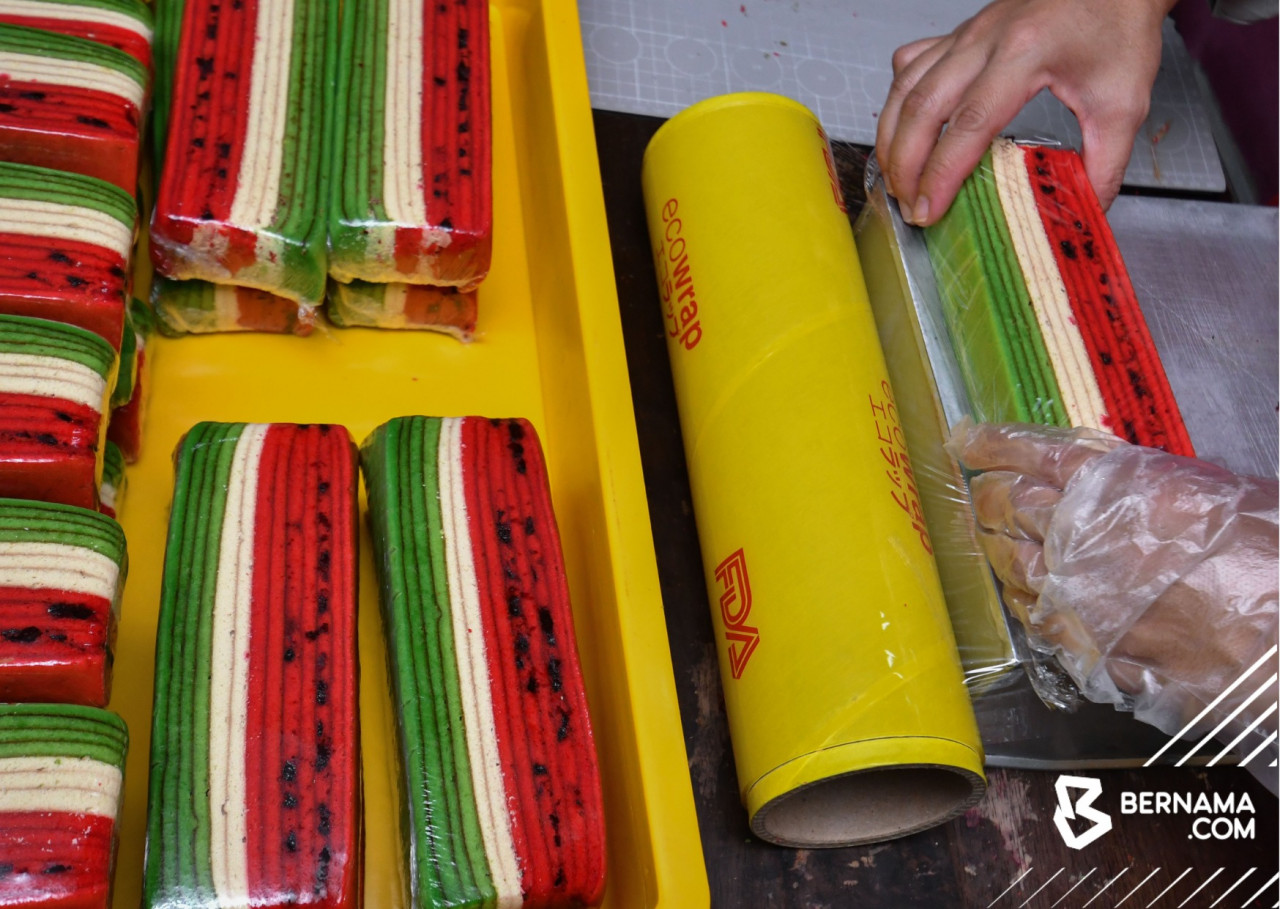 Kek lapis dibungkus rapi sebelum dijual kepada orang ramai. gambar BERNAMA