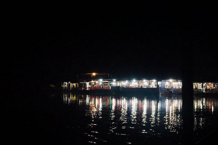 Restoran Terapung Seafood Bujang Fireflies. Gambar: Instagram @bluepebblefairy