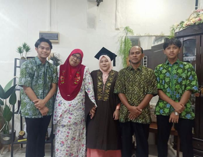 Dr Jamaie Hamil bersama keluarga yang sentiasa memberikan sokongan.