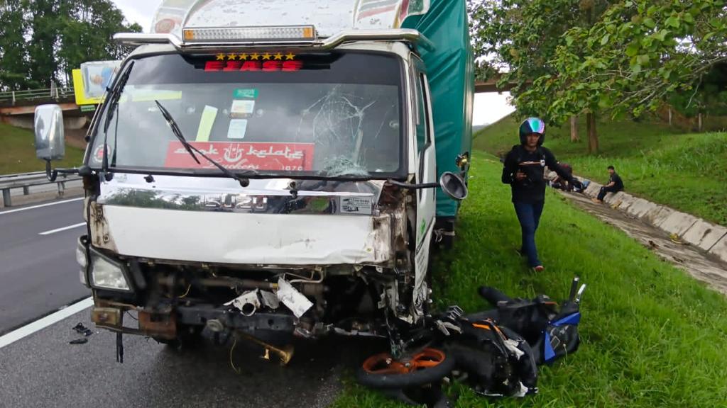 Lori yang terlibat dalam kemalangan maut di sebuah jejantas dekat Kilometer 92.8, Lebuh Raya Utara Selatan (PLUS) arah selatan, hari ini.