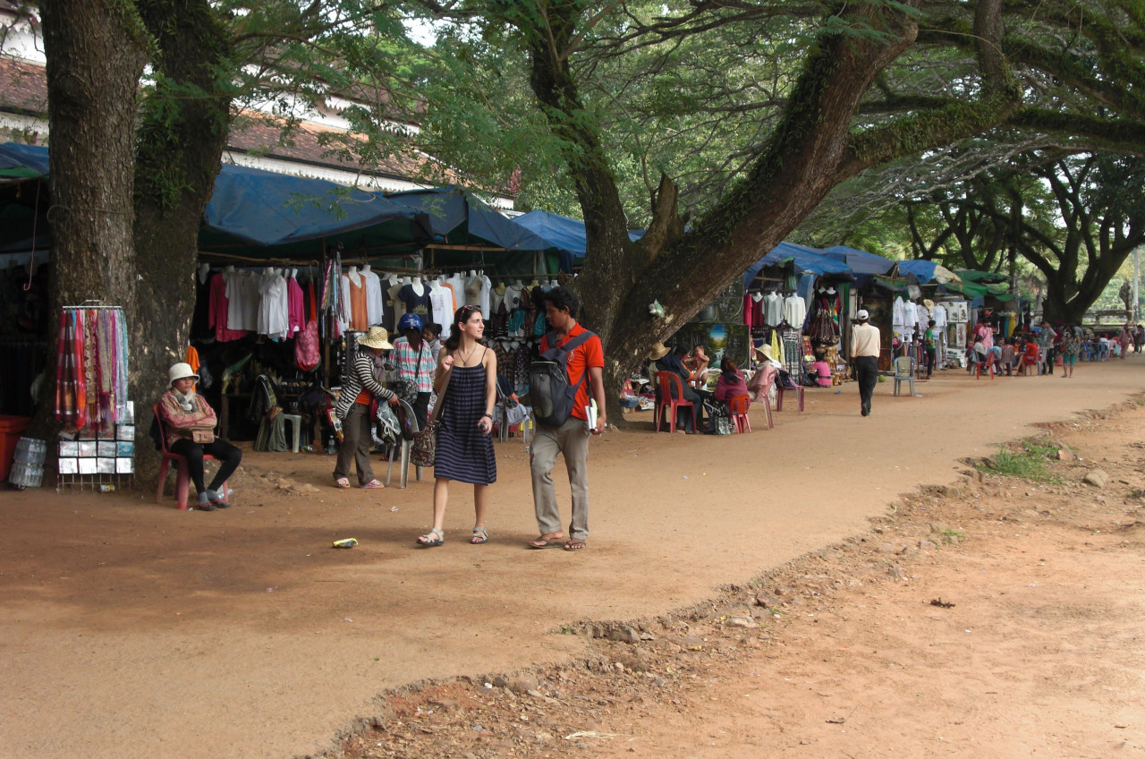 Kawasan jualan di luar Angkor Wat