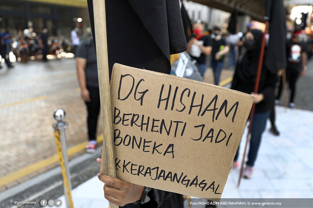 Peserta turut membawa sepanduk mendesak Dr. Noor Hisham berundur. - Gambar Mohd. Azim Abd. Rahman