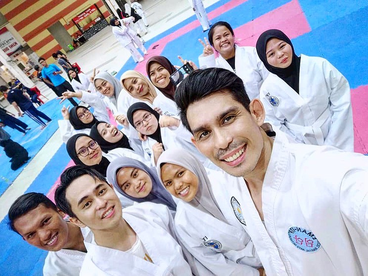 Ken Abdullah bersama para pelajar UiTM Puncak Alam