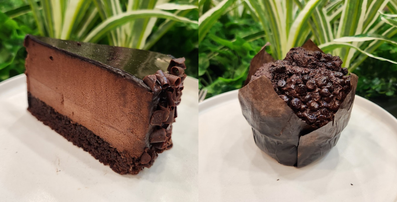 Antara kek dan mufin yang dihidangkan di Kenangan Coffee - Gambar oleh Rahayu MN